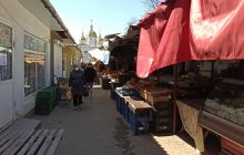 Черновцы на жестком карантине: опустевшие улицы, толпы верующих под церквями и "пиво на вынос"