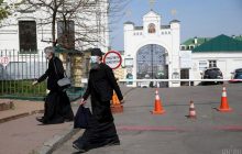 Монахи на карантині: Лавру взяли в облогу правоохоронці, на території посилили заходи безпеки (фоторепортаж)