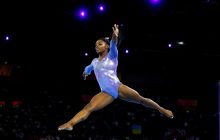 Трюк от олимпийской чемпионки: гимнастка сняла штаны, стоя на руках (видео)