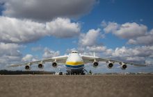 Украинский гигант “Мрия” перевез в Польшу рекордный медицинский груз - за посадкой наблюдали онлайн тысячи людей (видео)
