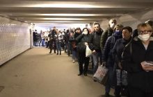 "Победили" шашлычников: в Москве из-за введения пропусков образовались гигантские очереди в метро (фото)