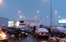 У Чикаго через раптовий снігопад зіткнулися близько 60 машин (відео)