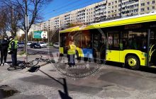 Потрійна аварія: у Львові зіткнулися легковик, тролейбус і велосипедист (фото)