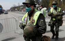 Копи чергують на десяти блокпостах при в'їзді до Києва (фоторепортаж)
