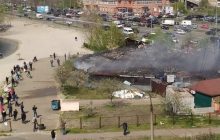Стовп чорного диму між багатоповерхівками: у Києві горить ресторан (фото, відео)