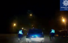 У Києві водій Ford на швидкості зніс огорожу та намагався втекти від поліції (відео)