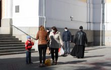 В Житомире верующие игнорируют карантин и идут в храмы (фоторепортаж)