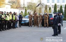 В Киеве правоохранители заступили на дежурство возле храмов (фото)