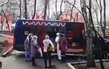 В Москве соцработники бросили на лавочке умирать женщину с подозрением на пневмонию (видео)