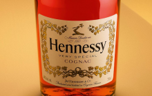 Жителям Кении раздают Hennessy в качестве "дезинфицирующего средства для горла"