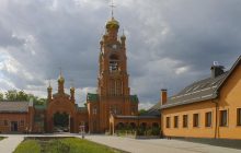 Монахи под замком: в Киеве закрыли на карантин монастырь УПЦ МП в Голосеево (видео)