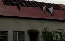 На Закарпатті буревій позривав покрівлю з дахів, зламав дерева та знеструмив 11 населених пунктів (фото)