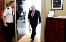 Прем'єр Британії повернувся на роботу після одужання від коронавірусу (фото)
