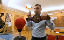 "Карантин втомив": Кличко показав, як використовує шнур замість скакалки у власному кабінеті (відео)