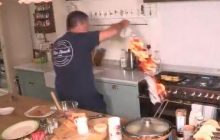 Шеф-повар едва не сжег свою кухню в прямом эфире утреннего шоу (видео)