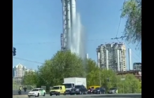 "Фонтан" высотой 30 метров: в Киеве прорвало трубу (видео)