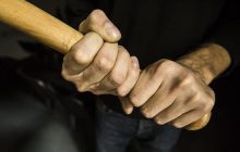 С палками и ножами ворвались в больницу: в Армении около 500 человек устроили самосуд
