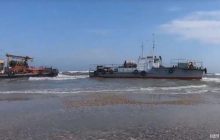 Поблизу Лебедівської коси на Одещині на берег викинуло буксир, який тягнув бурову платформу (відео)