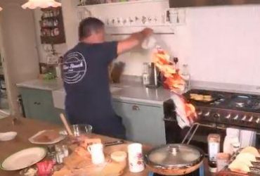 Шеф-кухар ледь не спалив свою кухню в прямому ефірі ранкового шоу (відео)