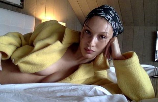 Супермодель Белла Хадід засвітила груди в куртці на голе тіло (фото)