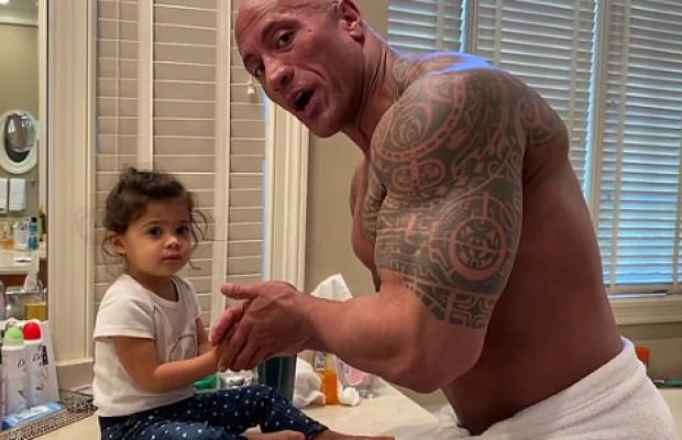 Дуейн "Скеля" Джонсон розчулив мережу відео, на якому вчить маленьку дочку профілактики коронавірусу