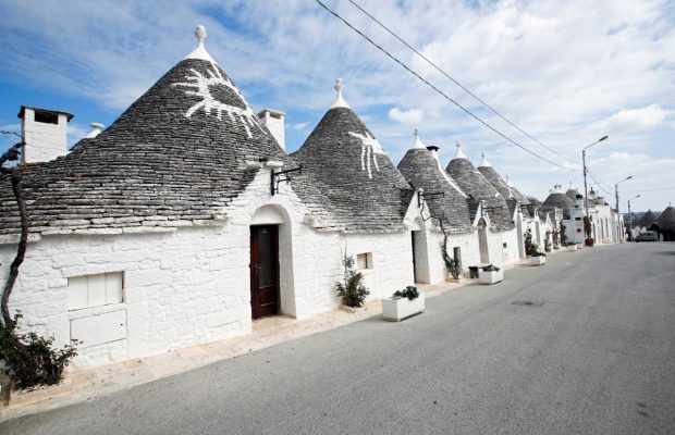 Белоснежная каменная пустыня: как выглядят сегодня улицы знаменитого итальянского городка Альберобелло (фоторепортаж)