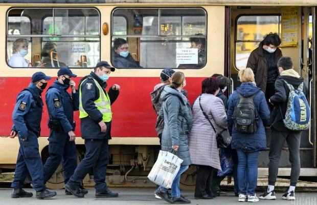 Шмигаль розповів, чи зупинять транспорт при жорсткому карантині