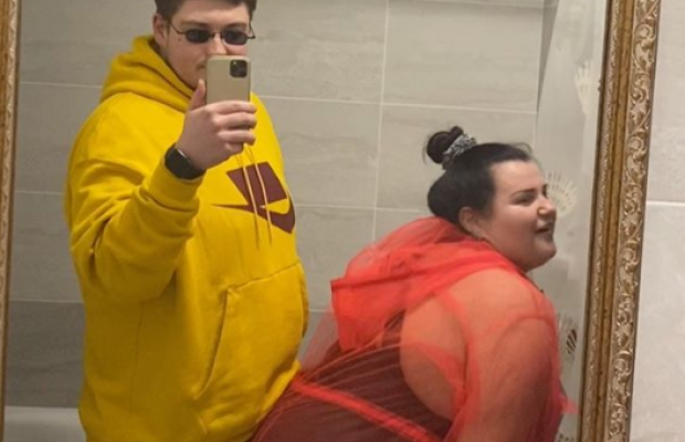 Пишнотіла рэперка alyona alyona еротично станцювала в купальнику поруч з чоловіком (відео)