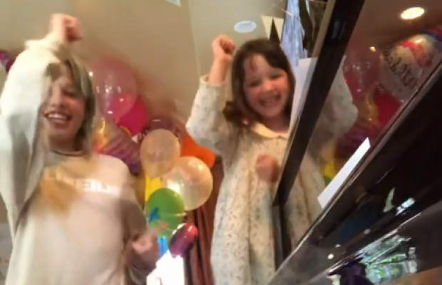 Діти Мілли Йовович заспівали популярну пісеньку "Антошка" і стали зірками мережі (відео)