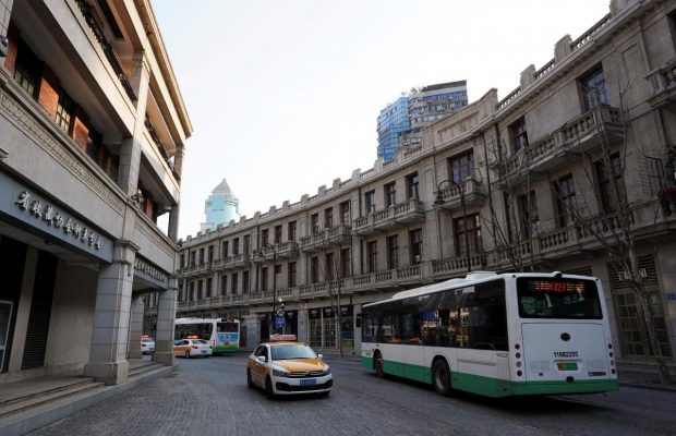 С масками в парки и магазины: как Ухань оправляется после длительного карантина (фоторепортаж)