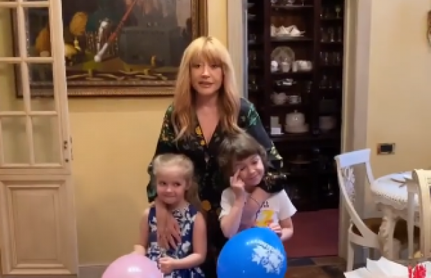 "Чудово виглядає!": Пугачова вразила мережу квітучим виглядом в день свого 71-річчя (фото, відео)