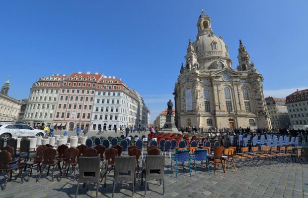 В Дрездене на площадь вынесли пустые стулья, чтобы привлечь внимание к проблемам рестораторов и отельеров из-за коронавируса (фоторепортаж)