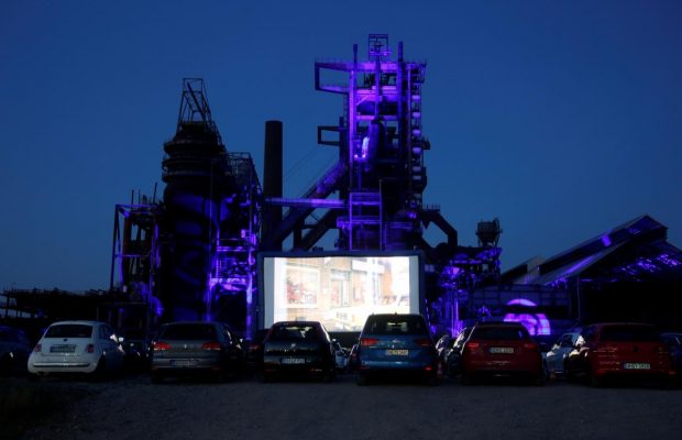 Фильмы, концерты, проповеди: как немцы спасаются от карантинной скуки в автокинотеатрах (фоторепортаж)