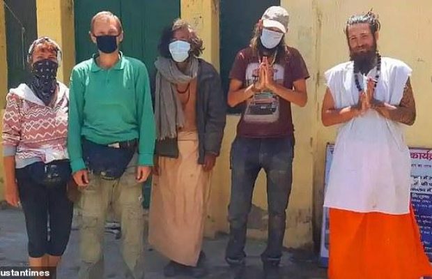 Украинец с группой туристов жили в пещере в Индии после введения карантина (фото)