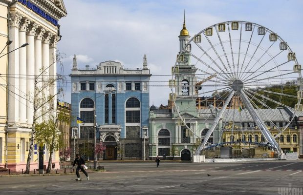 Шел второй месяц карантина: жизнь на улицах Киева остановилась (фоторепортаж)