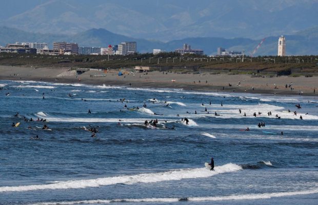 Японские серферы массово покоряют волны, несмотря на призывы властей ответственнее соблюдать социальную дистанцию (фоторепортаж)