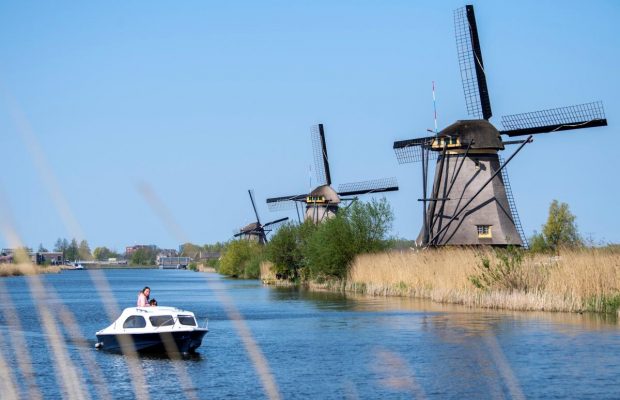 Живописные туристические локации на паузе: знаменитые голландские ветряные мельницы в деревушке Киндердейк (фоторепортаж)
