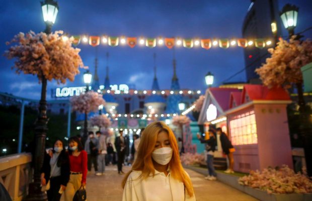 Возвращение к привычной жизни: в Южной Корее уже работают парки развлечений (фоторепортаж)