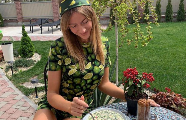 Одягнена в куценькі шорти Леся Нікітюк похизувалася кулінарними талантами (фото)