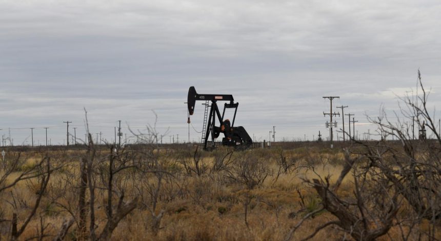 Нефтяное эмбарго против России оказалось под угрозой срыва - Bloomberg