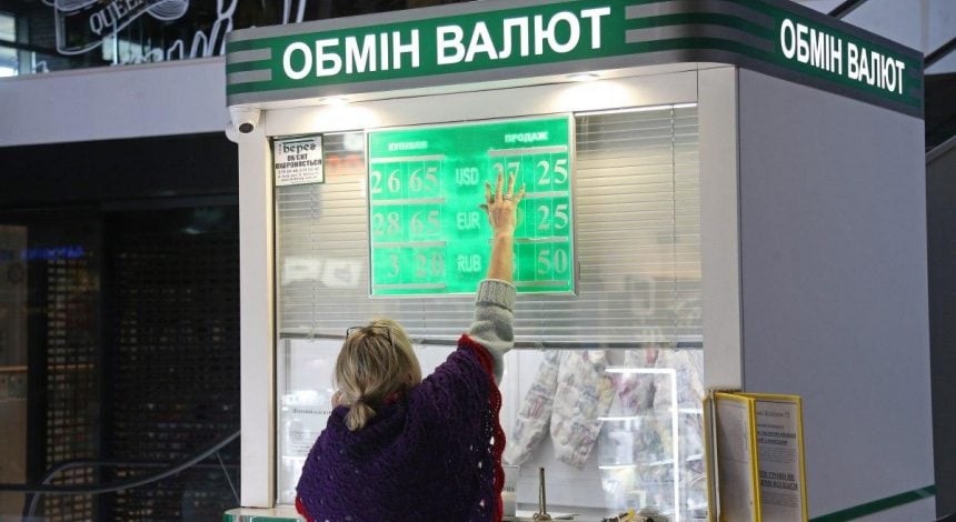 В Україні почав дешевшати долар