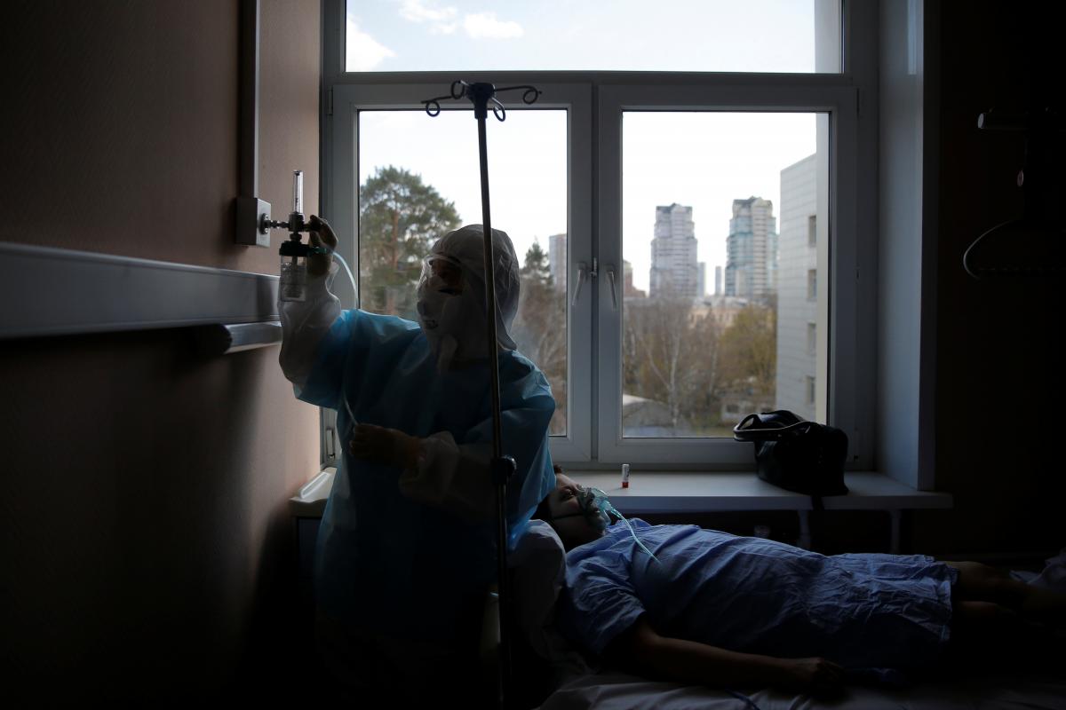 Украинские врачи могут отказаться от потенциально опасного препарата для лечения коронавирусной болезни / REUTERS