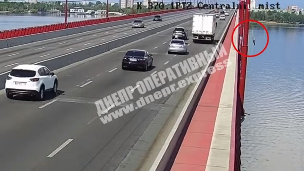 Мужчина прыгнул задом / скриншот из видео Мужчина прыгнул задом / скриншот из видео