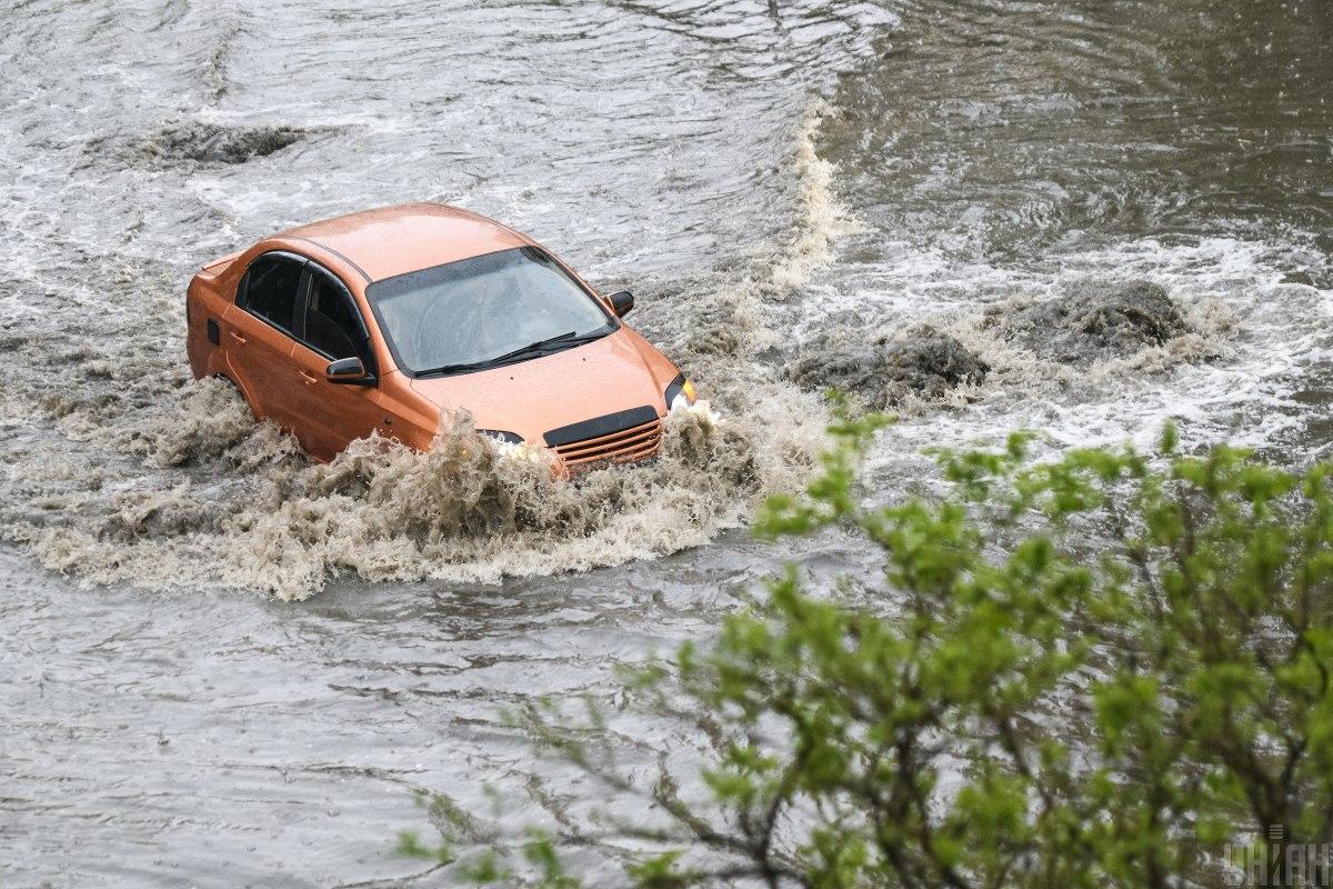 За словами Кличка, комунальні служби постійно здійснять очищення стоків / Фото: Мусієнко Владислав / УНІАН За словами Кличка, комунальні служби постійно здійснять очищення стоків / Фото: Мусієнко Владислав / УНІАН