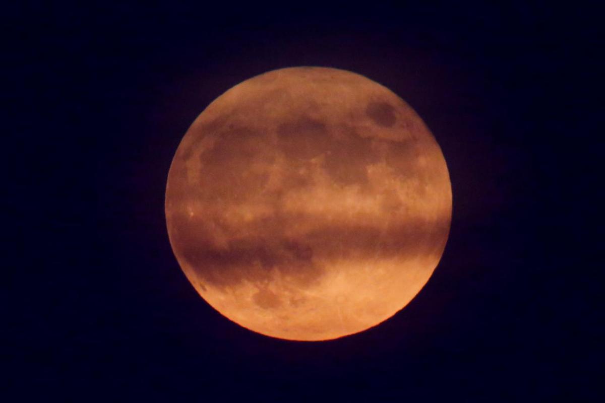 Науковці припускають, що люди зможуть жити на Місяці тривалий час \ фото REUTERS