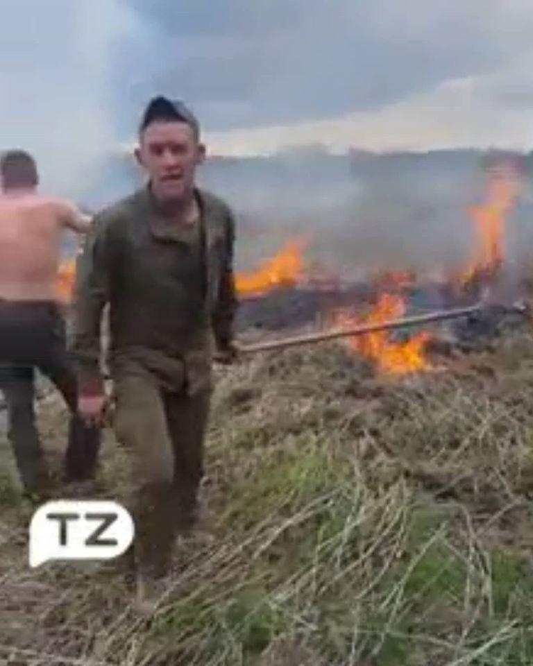 Один з військовослужбовців ледь не накинувся з кулаками на чоловіка, який знімав все на відео / фото: dtp.kiev.ua Один з військовослужбовців ледь не накинувся з кулаками на чоловіка, який знімав все на відео / фото: dtp.kiev.ua