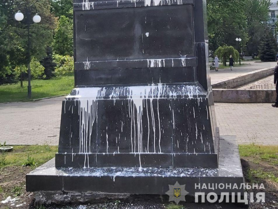 Постамент облили білою фарбою / Фото: Нацполіція Постамент облили білою фарбою / Фото: Нацполіція