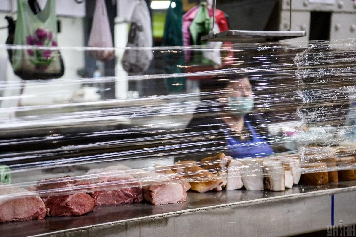 Продовольчі ринки у Чернгові наразі працюють – продавці в масках, прилавки «відгороджені» захисною плівкою / фото УНІАН