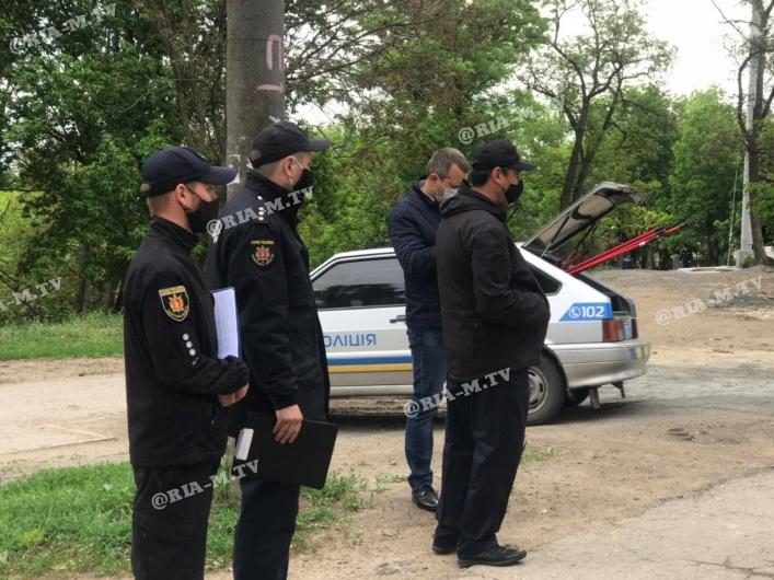 Возле местного отделения полиции таких флагов собралось почти десять / ria-m.tv Возле местного отделения полиции таких флагов собралось почти десять / ria-m.tv