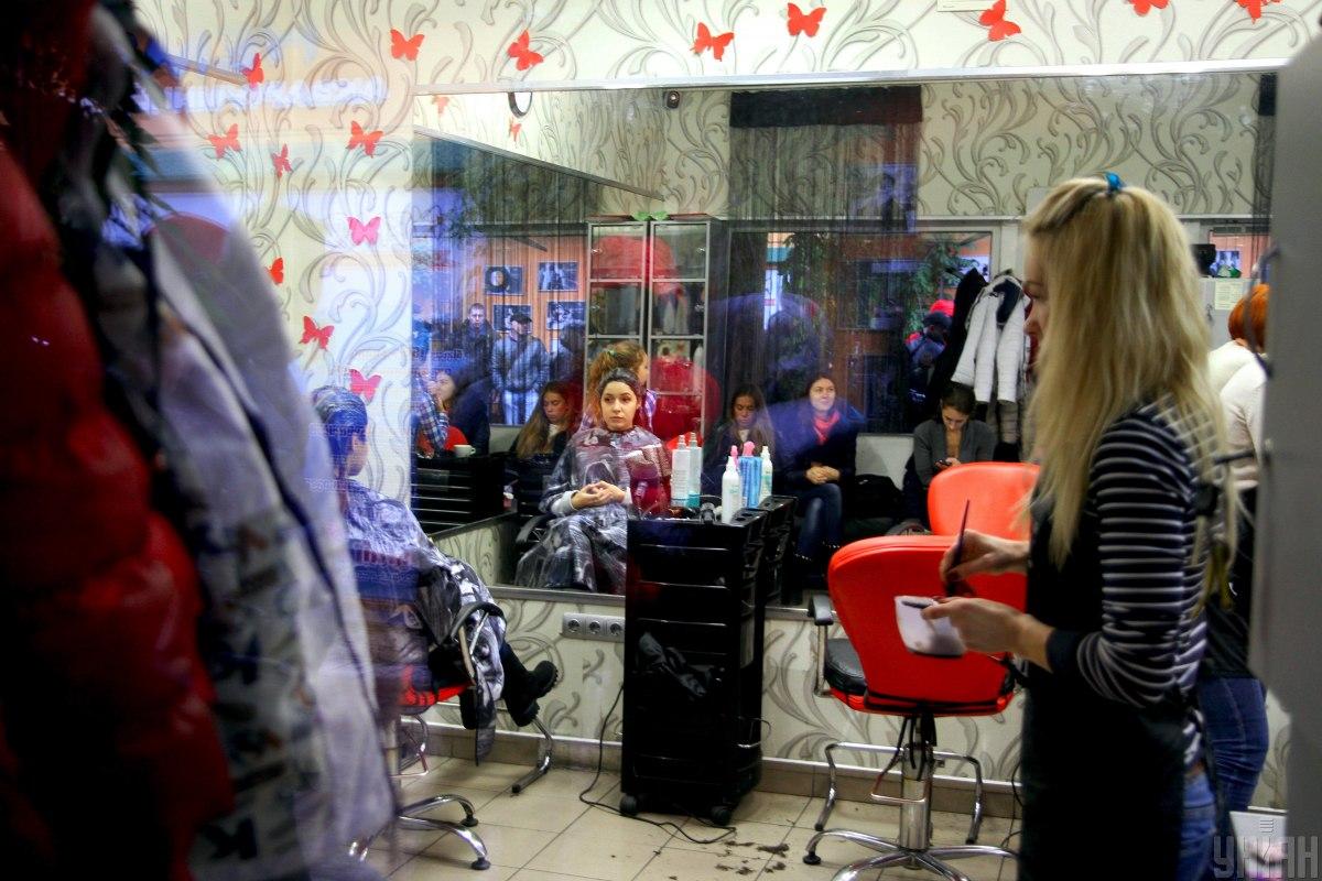 В Киеве начнут работу парикмахерские и салоны красоты / Фото: УНИАН В Киеве начнут работу парикмахерские и салоны красоты / Фото: УНИАН